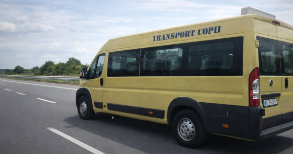 Schimbare neasteptata in trafic: Soferii, obligati sa opreasca in spatele microbuzelor scolare, cand copiii urca sau coboara